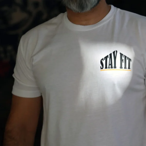 تي شيرت بشعار صغير ل STAYFIT