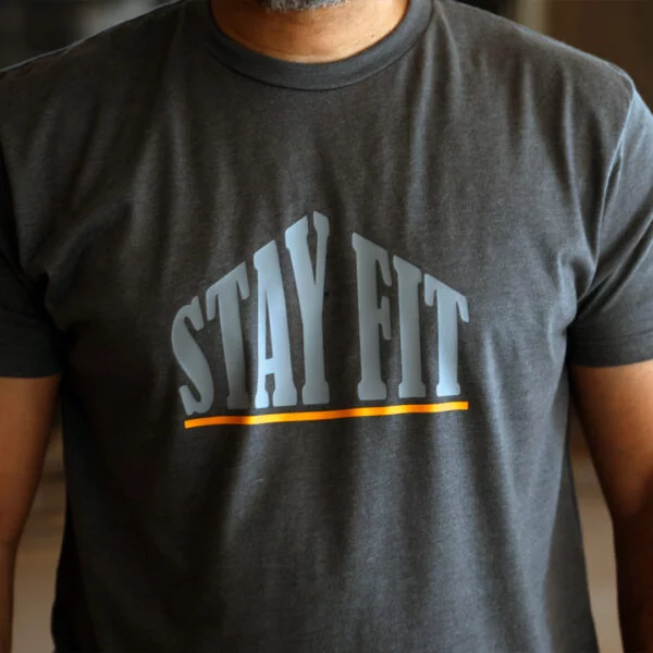 تي شيرت STAYFIT رمادي بشعار كبير